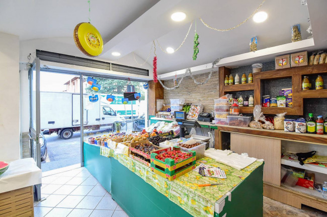 Locale commerciale in vendita a Giussano