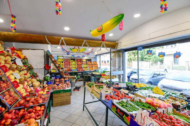 Locale commerciale in vendita a Giussano
