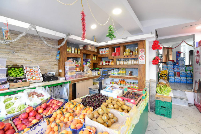 Locale commerciale in vendita a Giussano