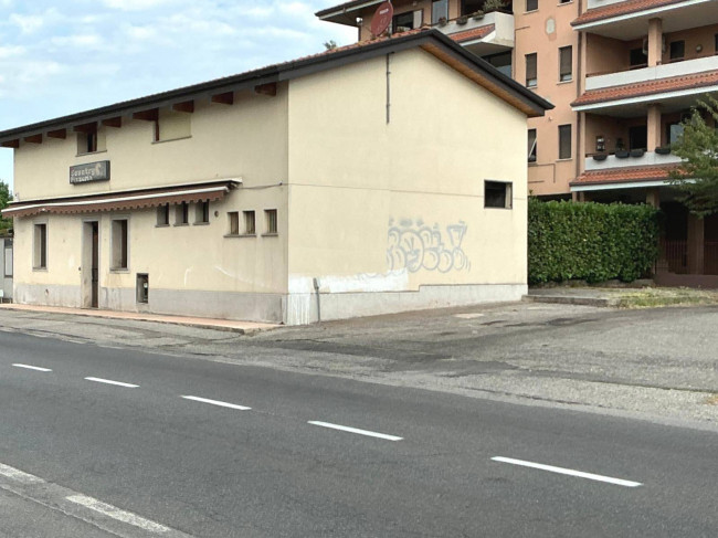 Locale commerciale in vendita a Seregno