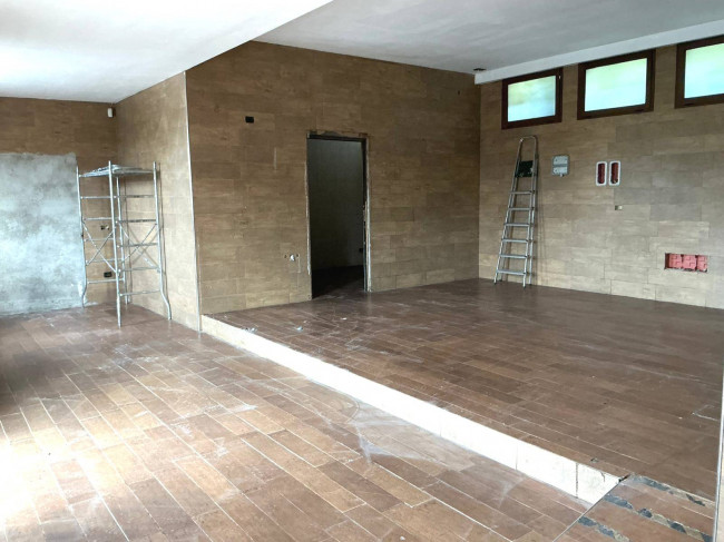 Locale commerciale in vendita a Seregno