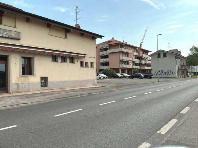 Locale commerciale in vendita a Seregno