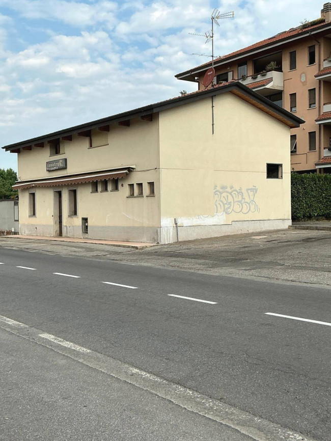 Locale commerciale in vendita a Seregno