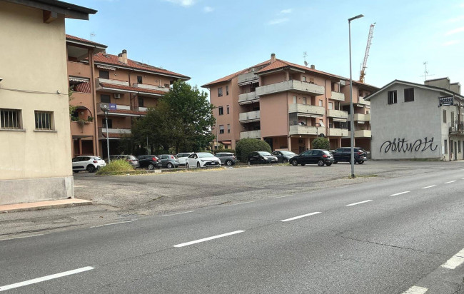 Locale commerciale in vendita a Seregno