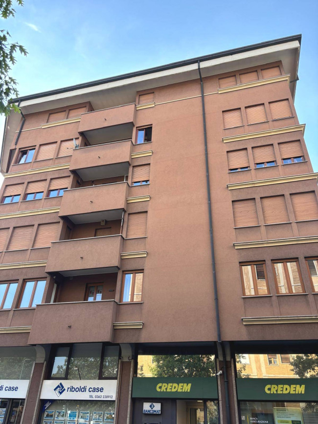 Locale commerciale in vendita a Seregno