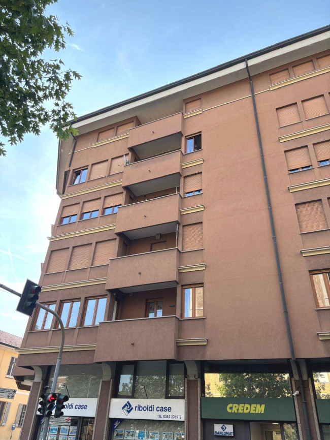Locale commerciale in vendita a Seregno