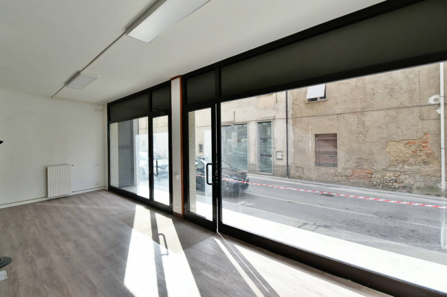 Locale commerciale in affitto a Giussano