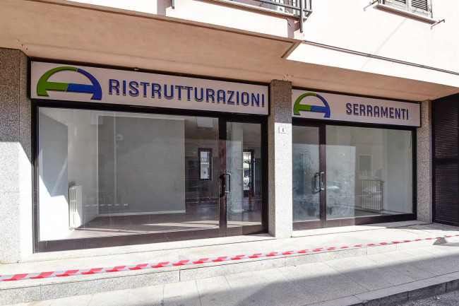 Locale commerciale in affitto a Giussano