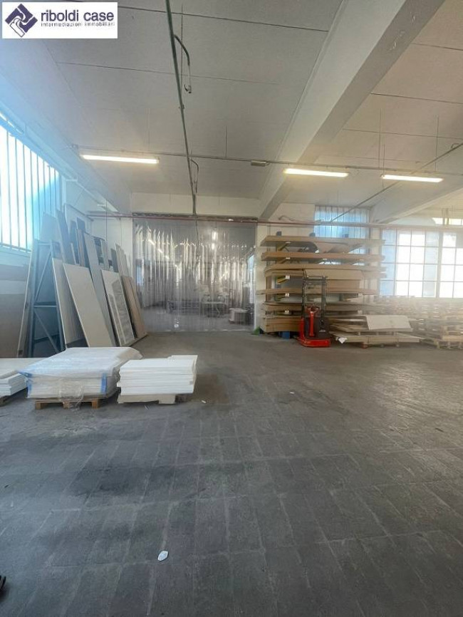 Capannone in vendita a Seveso