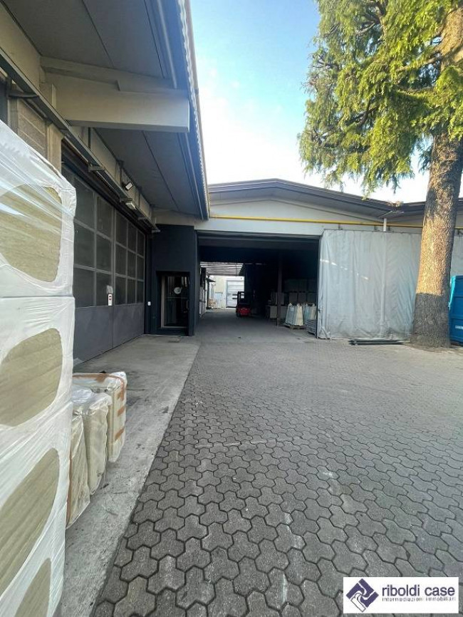 Capannone in vendita a Seveso