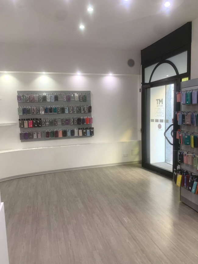 Locale commerciale in affitto a Seregno