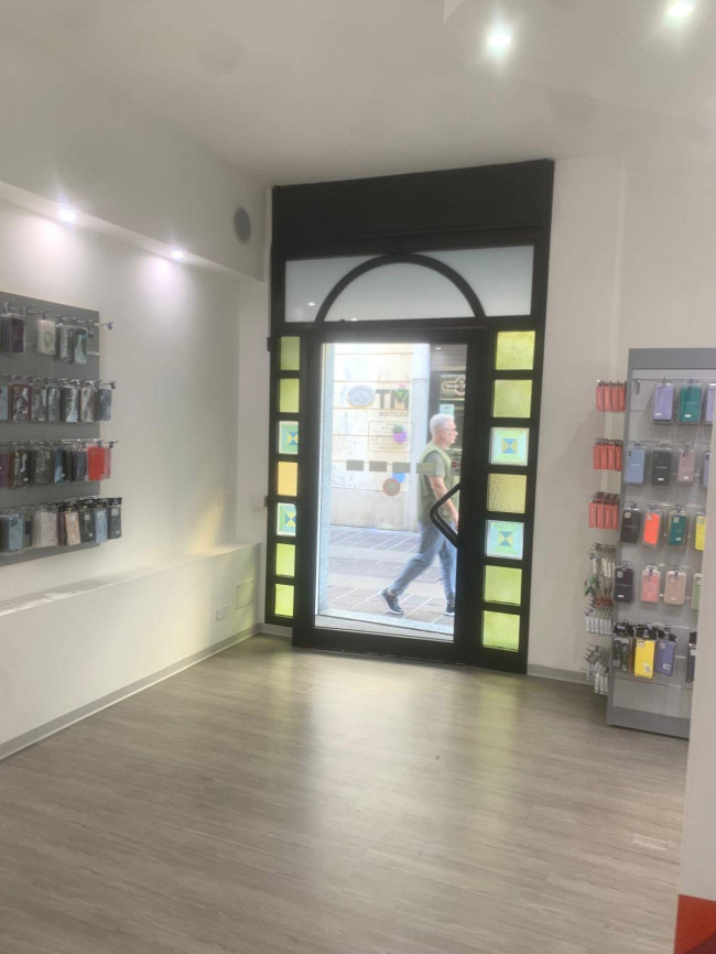 Locale commerciale in affitto a Seregno