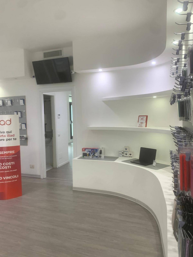 Locale commerciale in affitto a Seregno