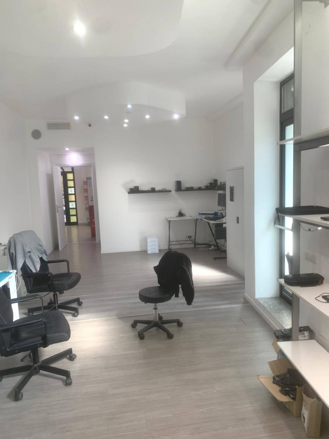 Locale commerciale in affitto a Seregno