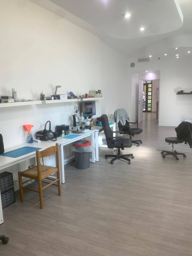 Locale commerciale in affitto a Seregno