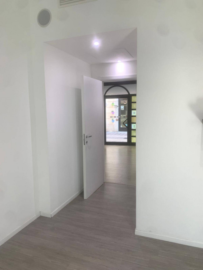 Locale commerciale in affitto a Seregno