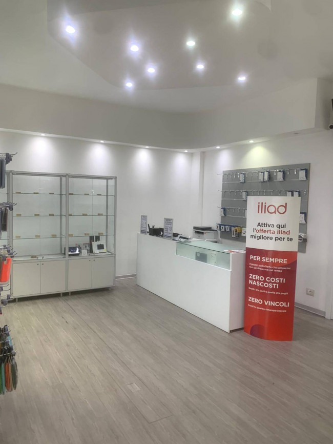 Locale commerciale in affitto a Seregno