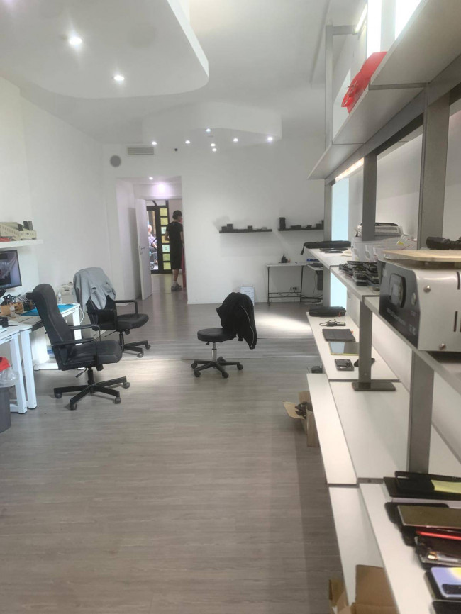 Locale commerciale in affitto a Seregno