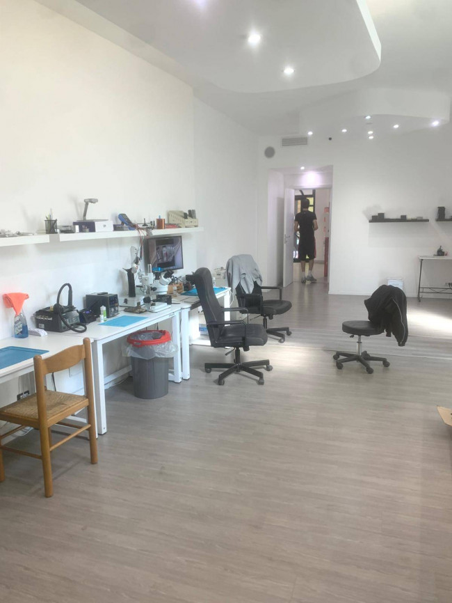 Locale commerciale in affitto a Seregno