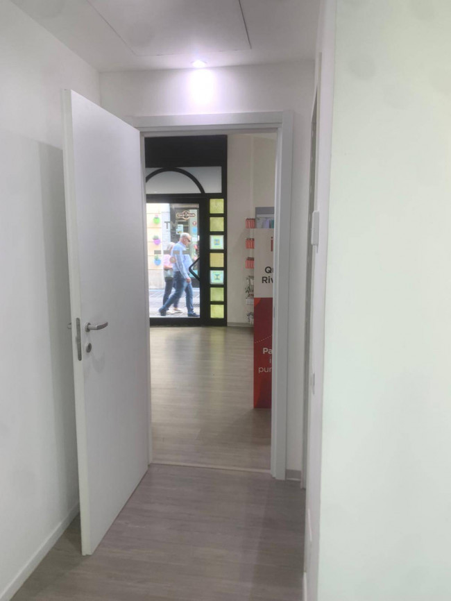 Locale commerciale in affitto a Seregno