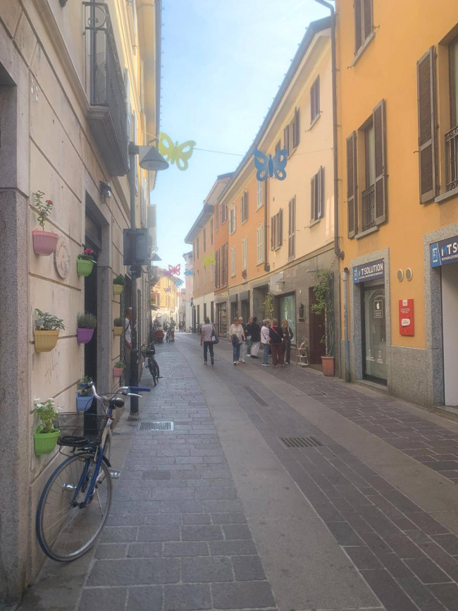 Locale commerciale in affitto a Seregno
