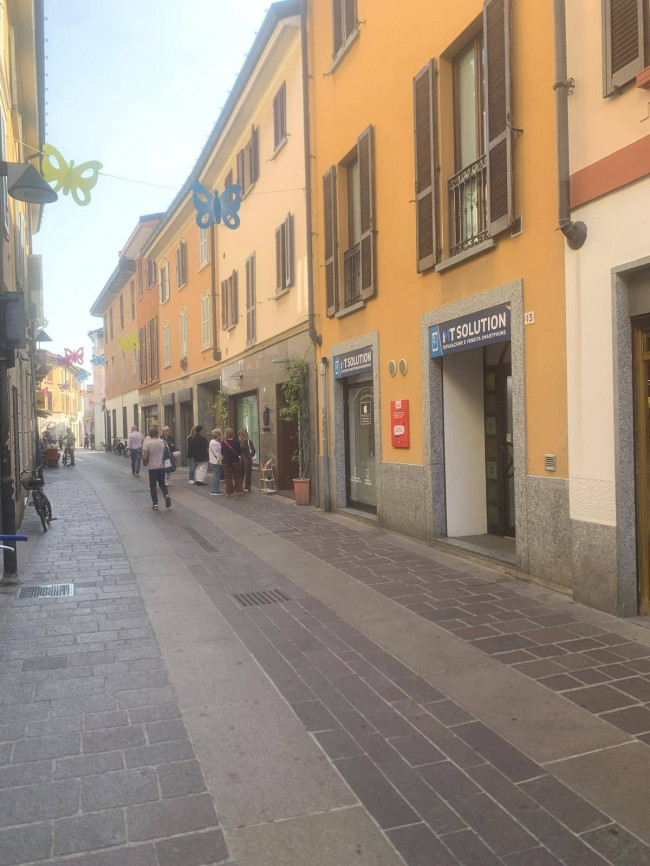 Locale commerciale in affitto a Seregno
