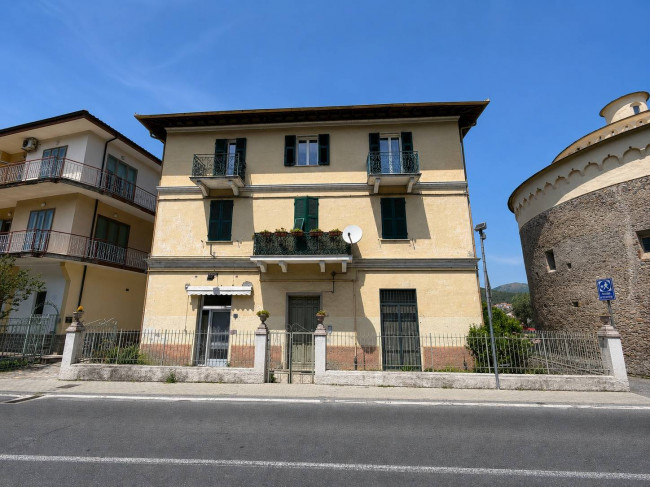 Locale commerciale in vendita a Villanova d'Albenga
