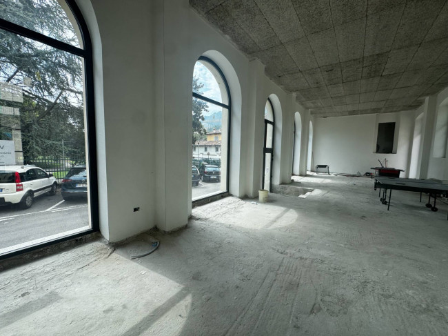 Locale commerciale in vendita a Lecco