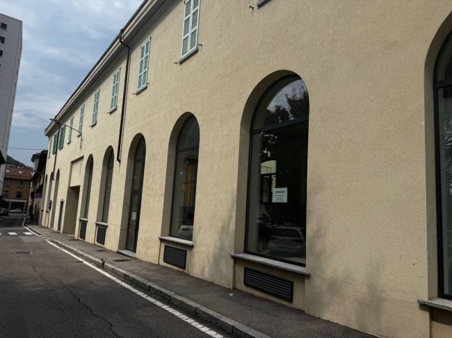 Locale commerciale in vendita a Lecco