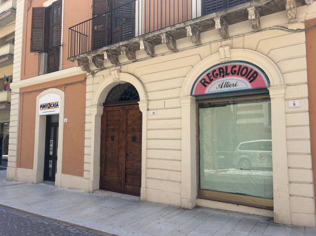 Locale commerciale in vendita a Teramo