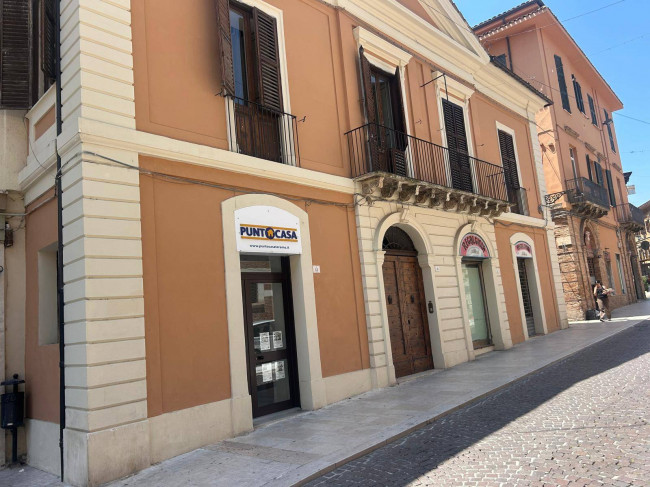 Locale commerciale in vendita a Teramo