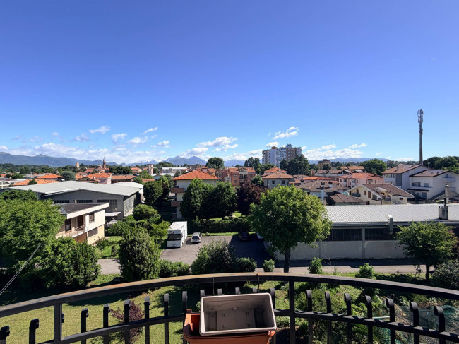 Appartamento in vendita a Carugo