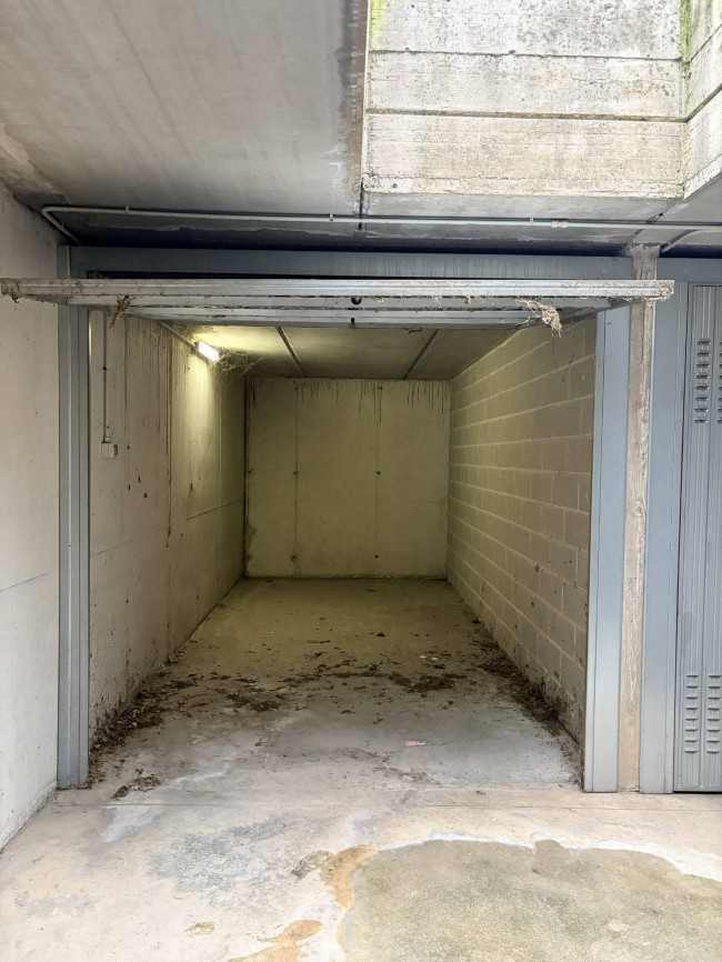 Box o garage in vendita a Desio