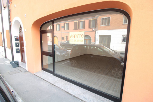 NEGOZIO con VETRINA in affitto a Cento
