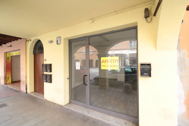 NEGOZIO con VETRINA in affitto a Cento