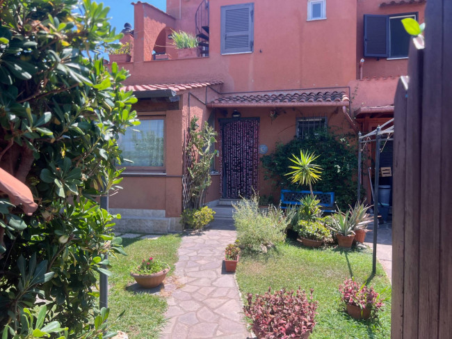 Porzione Laterale Trifamiliare in vendita