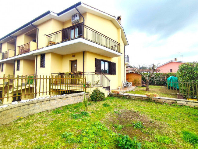 Porzione Laterale Trifamiliare in vendita