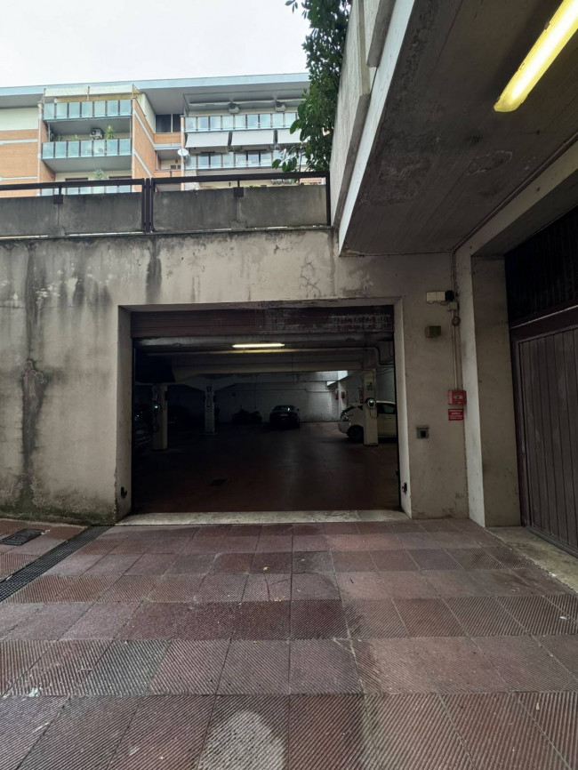 Posto auto coperto in affitto