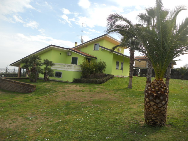 Villa MARTINSICURO vendita  Residenziale  Casa Broker di Maravalle Nevio Luciano