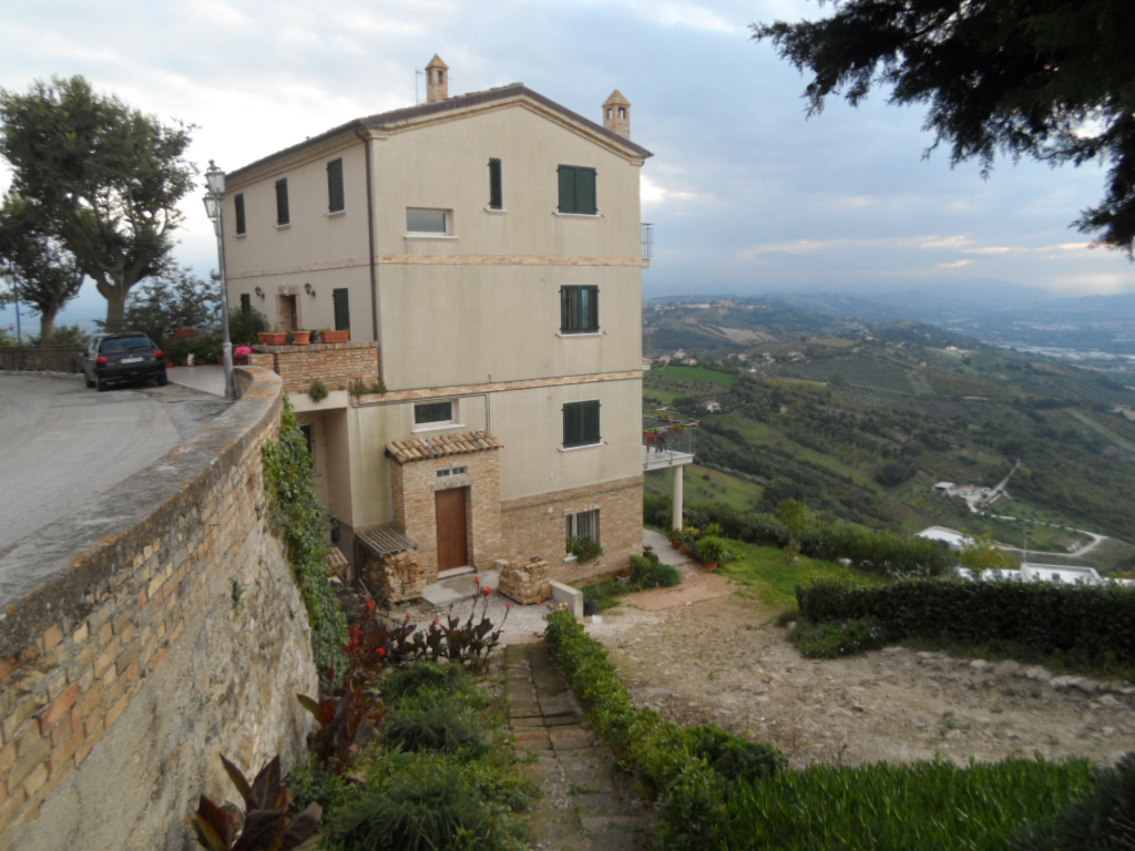  colonnella vendita quart:  casa broker di maravalle nevio luciano