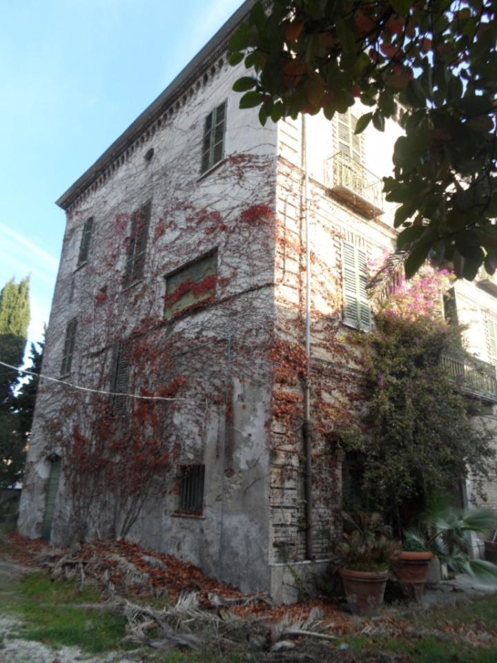 Villa Unifamiliare - Indipendente MARTINSICURO vendita  Centro  Casa Broker di Maravalle Nevio Luciano