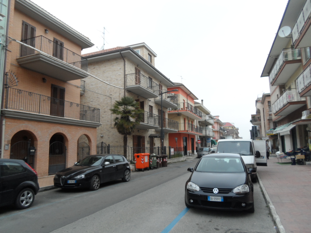 garage-box in Via Mare a San Benedetto del Tronto