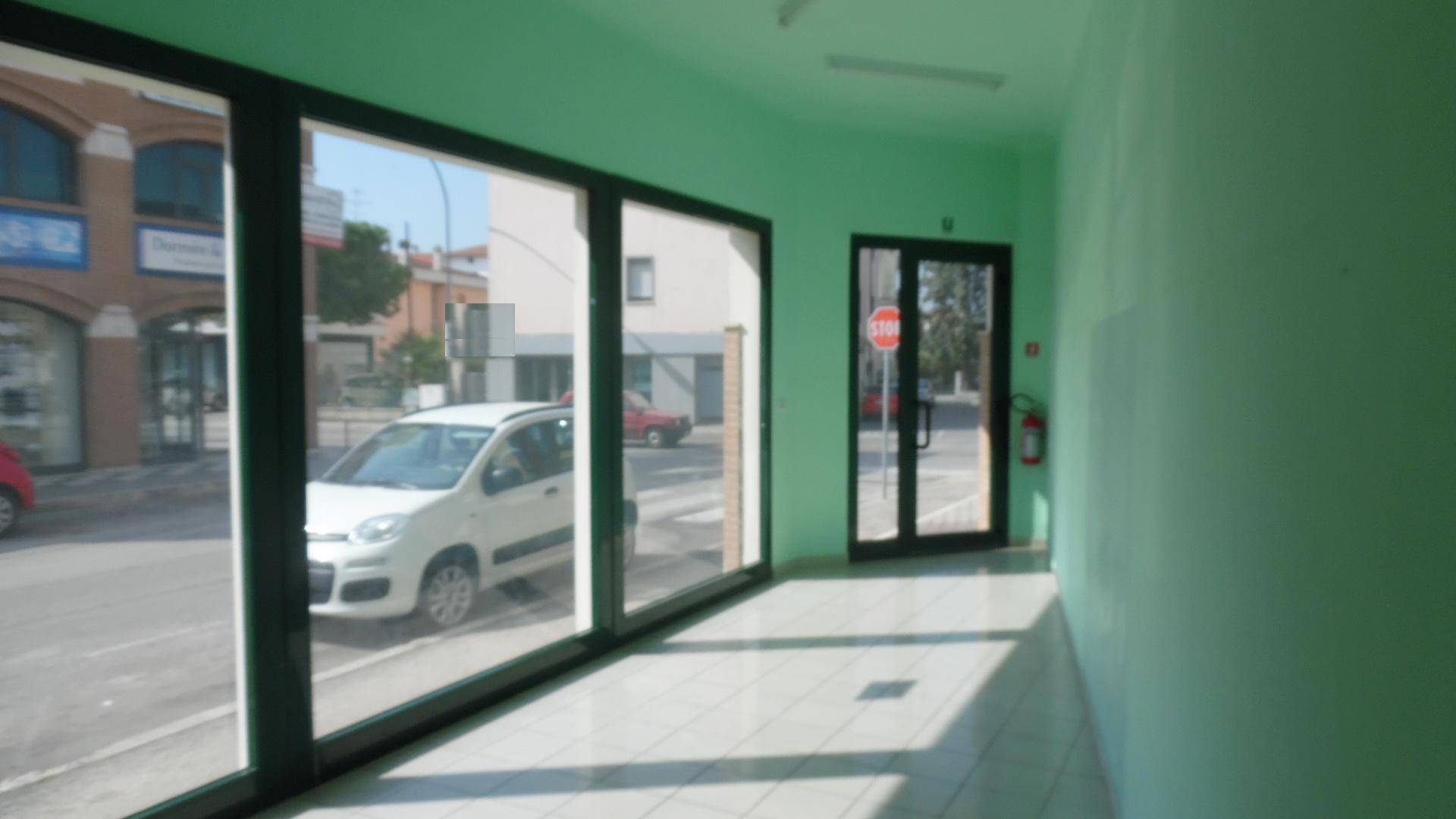 Fondo commerciale in affitto a Porto D'ascoli, San Benedetto Del Tronto (AP)