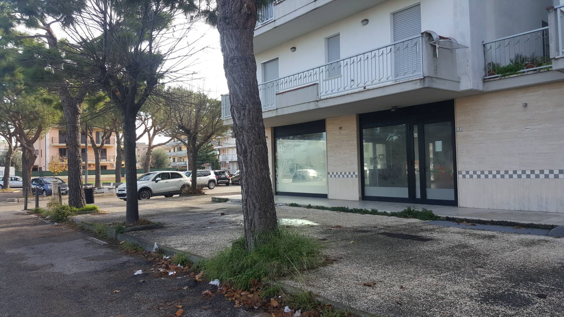 Fondo commerciale in affitto a Porto D'ascoli, San Benedetto Del Tronto (AP)
