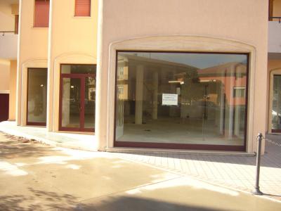 Locale commerciale in affitto a Alba Adriatica