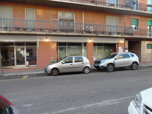 Locale commerciale in affitto a San Benedetto del Tronto