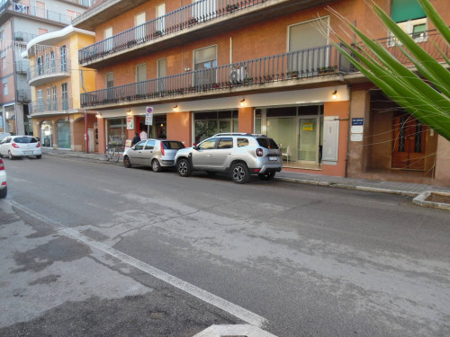 Locale commerciale in affitto a San Benedetto del Tronto