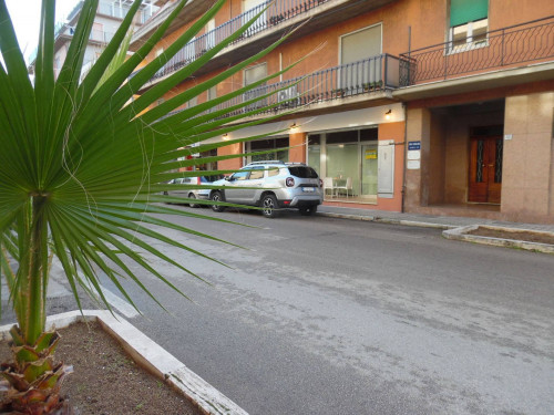 Locale commerciale in affitto a San Benedetto del Tronto