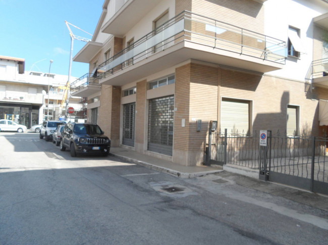 Locale commerciale in affitto a San Benedetto del Tronto