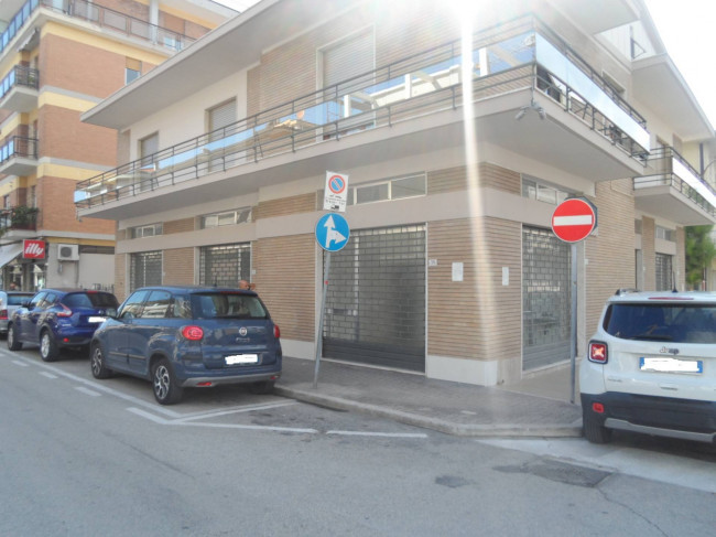 Locale commerciale in affitto a San Benedetto del Tronto